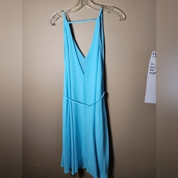 DO+BE light blue swing style deep V waist ties small flowy fit open back dress - Picture 4 of 8